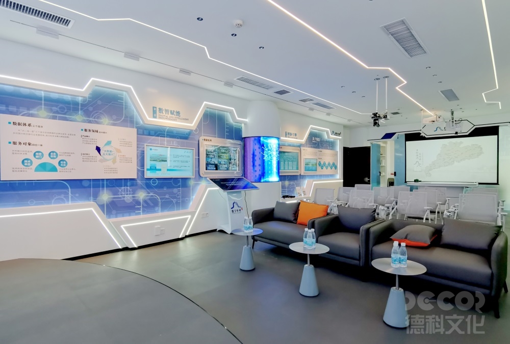 在科技展廳設(shè)計中，如何應(yīng)對觀眾的人流量控制和安全問題？