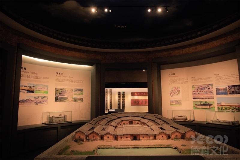 展覽館設計中，如何考慮觀眾的社交互動和交流需求？