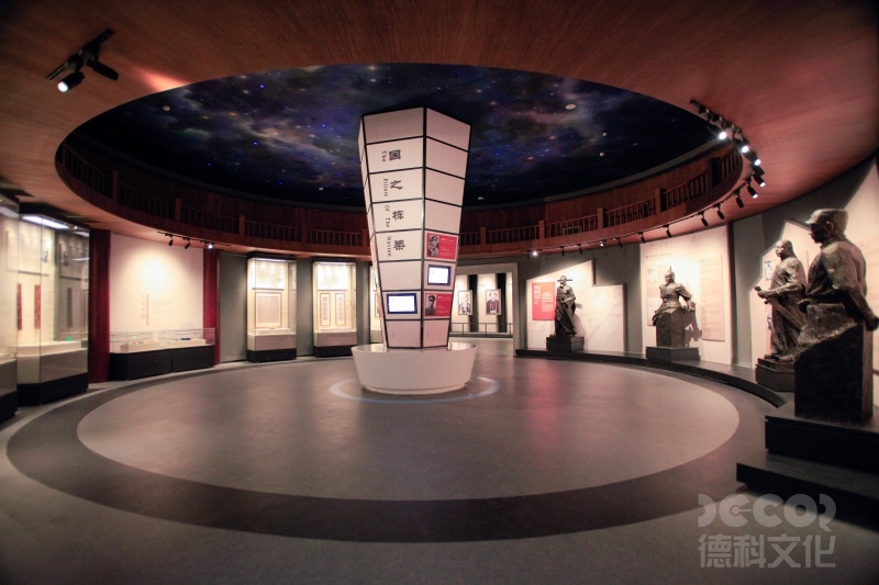 如何利用展覽館設計來展示不同文化之間的交流和融合？